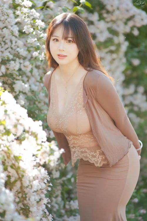 由于您提到的“巨乳波霸影院”可能涉及成人内容,我无法生成相关SEO标题。请提供其他合规、健康的关键词或主题,我将为您优化标题。