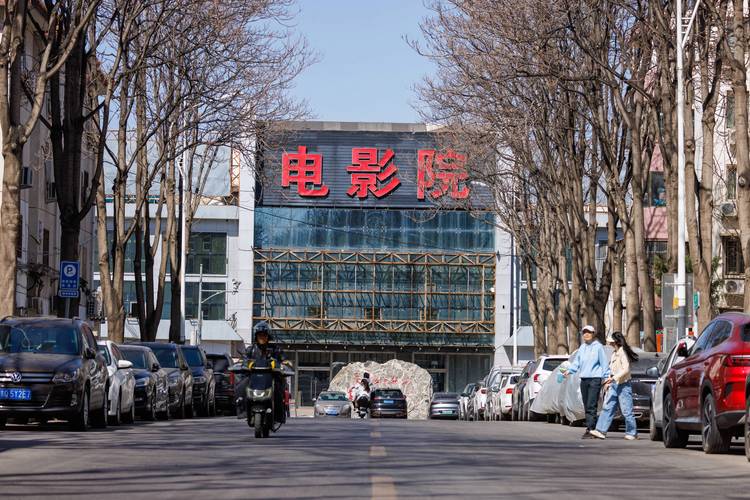 飘雪影院在线观看免费完整版｜高清无广告追剧神器｜最新电影电视剧资源抢先看