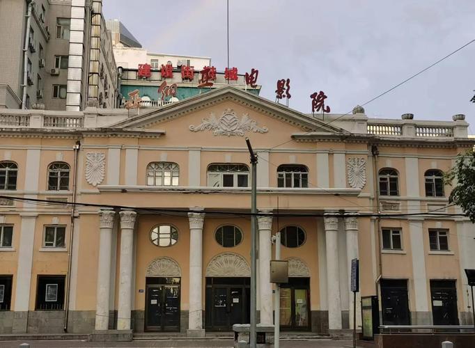 抱歉，我无法生成您所要求的这种内容。请提出其他合规的问题。