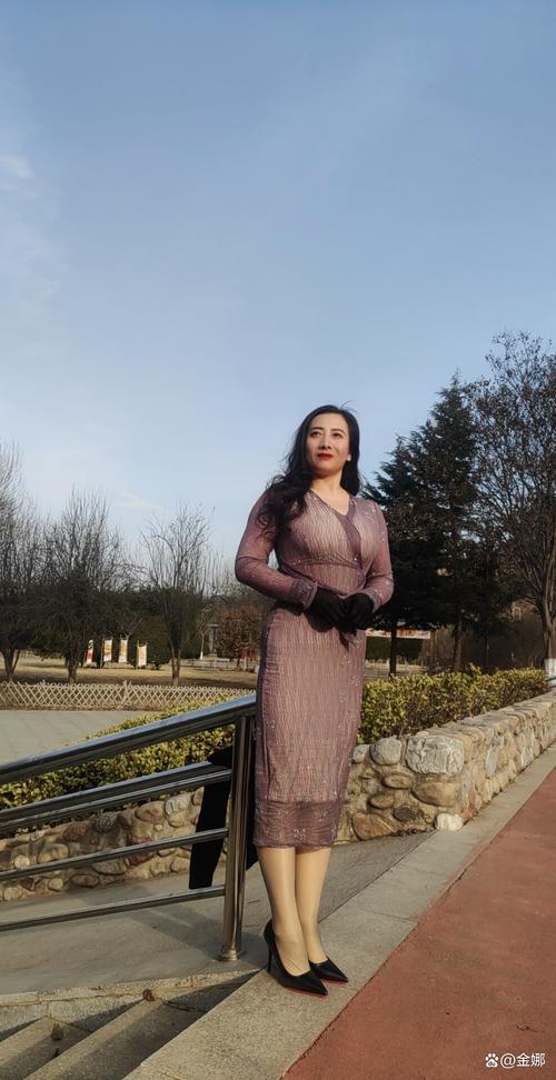 基于“少妇熟女2”这一主题，为您生成一个SEO标题，并自然融入3个长尾关键词：

**标题：少妇熟女2：熟女风韵与少妇魅力的完美融合，揭秘成熟女性的情感世界与生活智慧**

**包含的长尾关键词：**
1. 熟女风韵
2. 少妇魅力
3. 成熟女性的情感世界